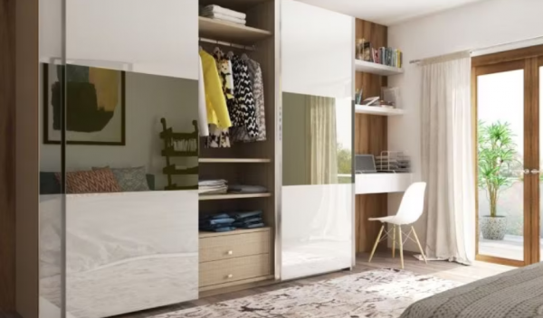 Lemari pakaian dengan rak selebar ruangan untuk memanfaatkan ruang dinding